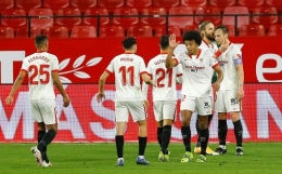 Para pemain Sevilla melakukan selebrasi setelah gol Rakitic. (via Reuters)