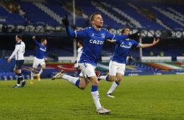 Bernard melakukan selebrasi setelah mencetak gol kelima Everton. (via malaymail.com)