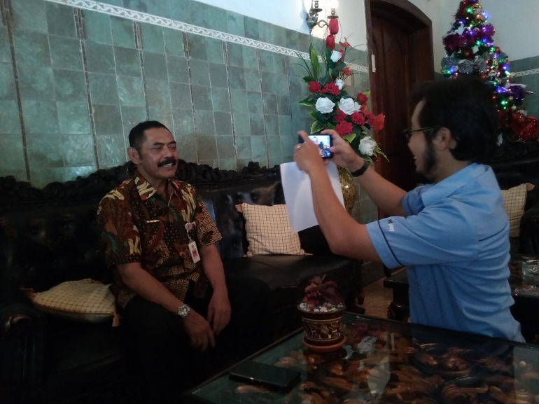 Wali Kota Solo FX. Hadi Rudyatmo saat sesi wawancara dengan salah seorang wartawan di Rumah Dinas Loji Gandrung. (dok. pribadi)