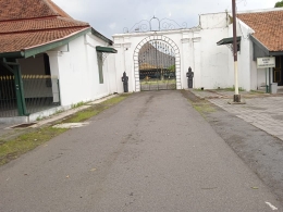 gerbang dalam istana dari area pamadegan |dokpri