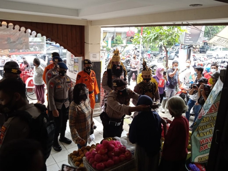 kirain ada teroris masuk pasar, ternyata kampanye masker, sobs | dokpri