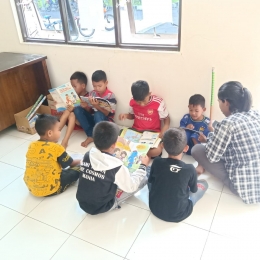 Beberapa anak-anak tengah asyik membaca di ruangan perpustakaan desa agung elmu, Kamis (11/02/2021).