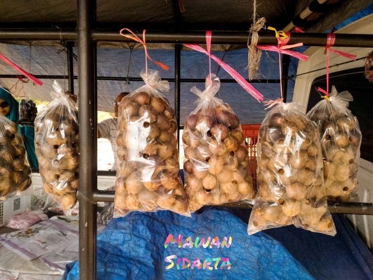 Buah matoa dijual di pinggir jalan (dok. Mawan Sidarta)