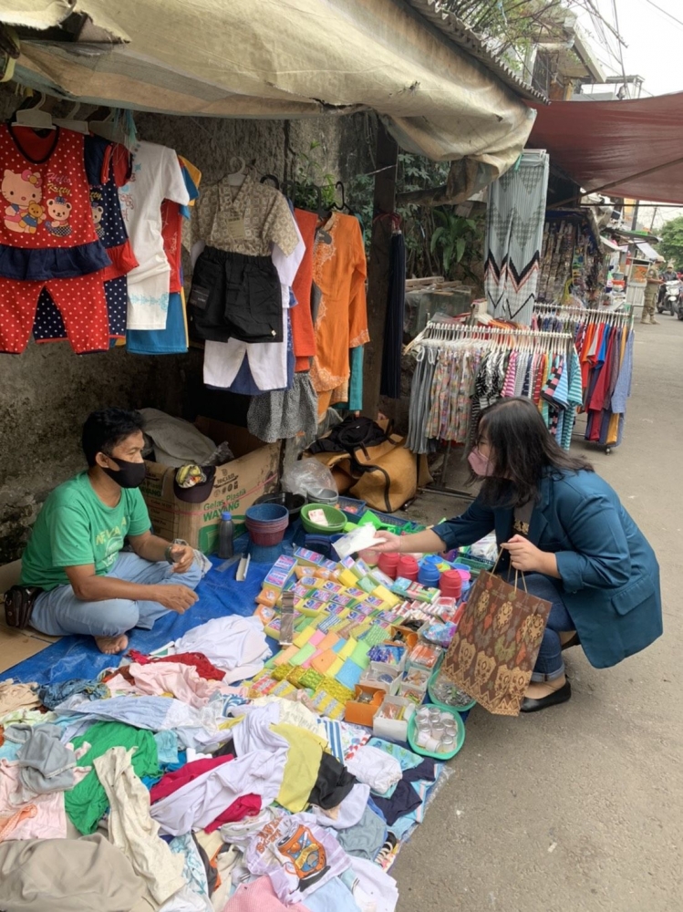 Memberikan Masker dan Hand Sanitizer ke Pedagang di Gang Tabah
