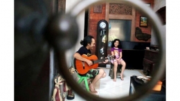 Bernyanyi Bersama Keluarga Sejenak Melupakan Kecemasan yang Melanda - Sumber : kompas.id