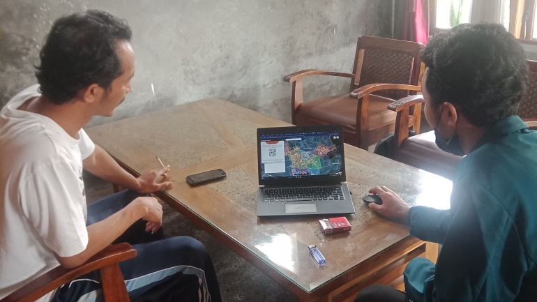 Mahasiswa KKN, Yunaedi mengenalkan konsep webgis kepada Kepala Desa Banjarsari, Edi Daryono SE (Dokpri)