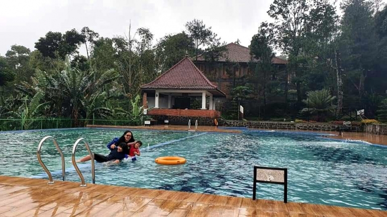 Berenang dalam hujan dan kabut di Cijalu resort (Foto : dokumentasi pribadi)