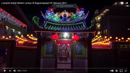 Kelenteng Ing Hok Kiong berhias cahaya lampion di malam hari (sumber: tangyar YouTube Neo-Geo)