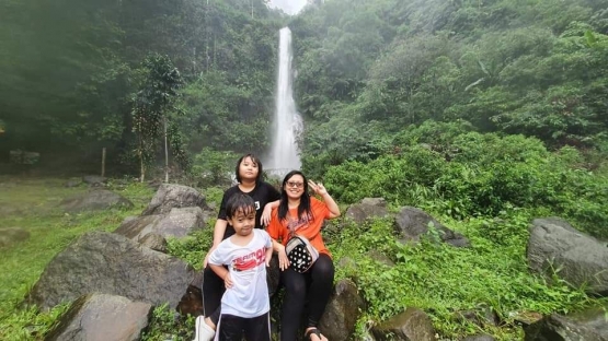 Saya dan anak-anak dengan latar curug Cijalu (Foto : dokumentasi pribadi)