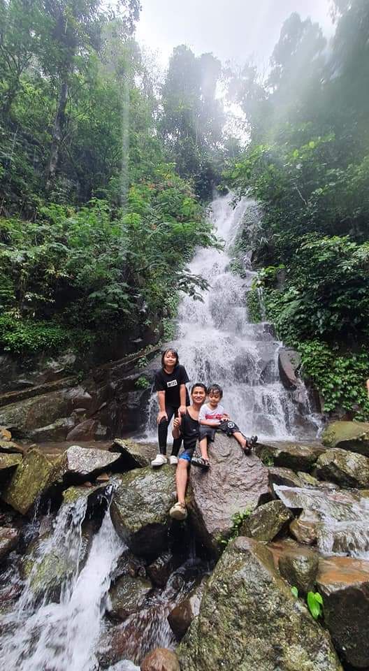 Anak-anak dan papanya di depan curug Putri (Foto : dokumentasi pribadi)