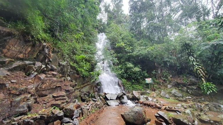 Curug Putri dari samping kiri (Foto : koleksi pribadi)