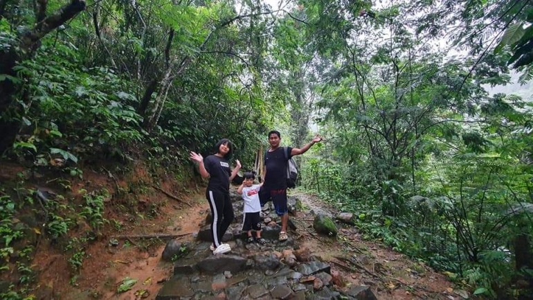 Jalan bebatuan menuju curug (Foto : dokumentasi pribadi)