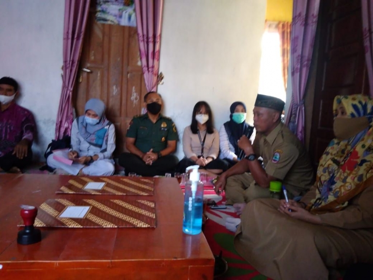 Mengikuti acara penyerahan surat IUPHHK-HTR di Gapoktan Gemah Ripah Desa Sinar Ogan