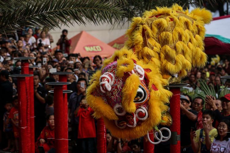 Perayaan imlek dengan Barongsai (sumber: kompas.com)