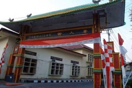 Gerbang Pecinan, simbol akulturasi budaya antaretnis di Kota Makassar (Foto: makassarguide.com)
