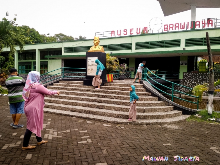 Jalan bertrap menuju gedung Museum Brawijaya Malang (dok. Mawan Sidarta) 