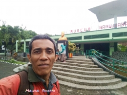 Telat datang tapi sempat berselfie di halaman depan Museum Brawijaya Malang (dok. Mawan Sidarta) 