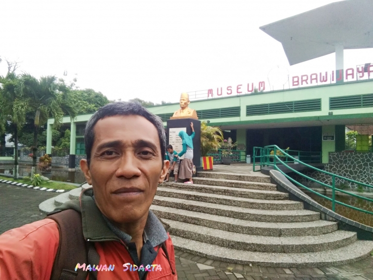 Telat datang tapi sempat berselfie di halaman depan Museum Brawijaya Malang (dok. Mawan Sidarta)