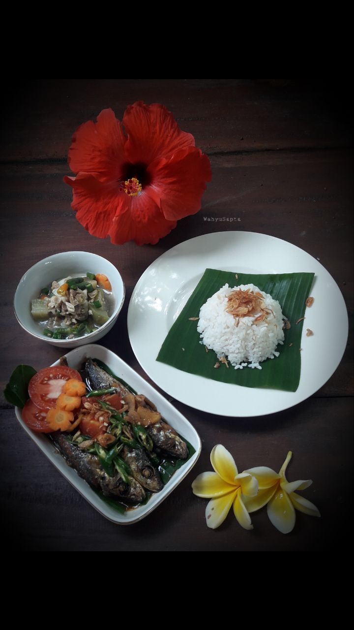 Sajikan dengan nasi hangat dan sayur lodeh. Petjah enaknya! Alias enak banget. | Foto: Wahyu Sapta.
