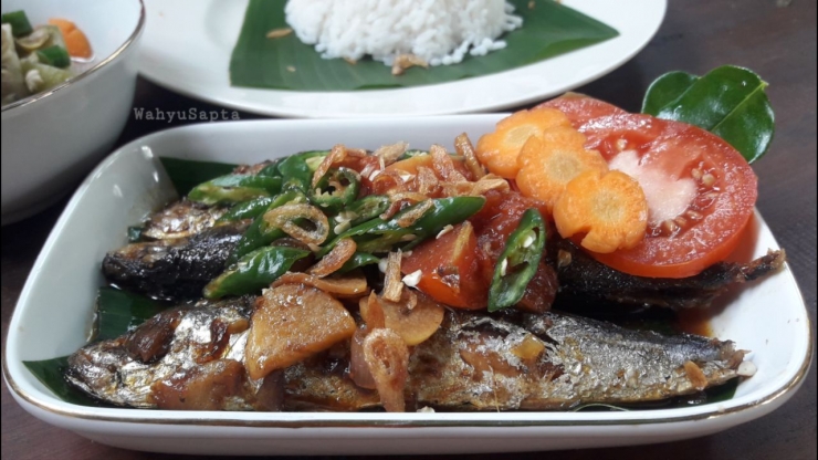 Asiknya memasak ikan pindang bumbu kecap lombok ijo. Nyumiii... | Foto: Wahyu Sapta