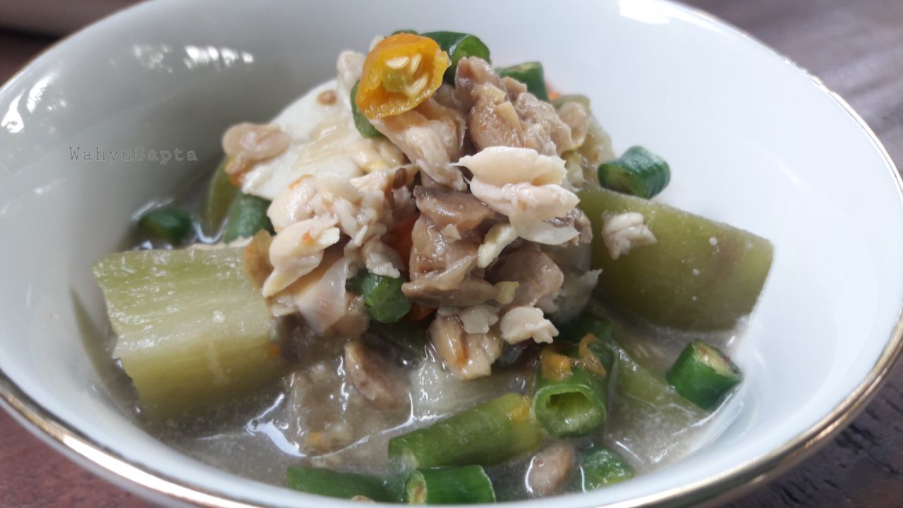 Ikan pindang bumbu kecap lombok ijo cocok dipadukan dengan sayur lodeh tempe semangit, kata teman saya, enaknya selangit. | Foto: Wahyu Sapta.