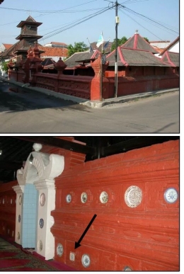 Bangunan masjid Abang Panjunan, Cirebon dengan hiasan dinding keramik Tionghoa. Sumber; Naniek.H Wibisono, Puslit Arkenas, 2003