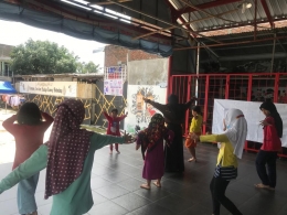 Anak-anak Jurang Blimbing sedang berlatih menari bersama mahasiswa KKN Tematik Undip