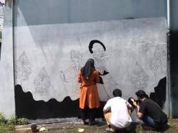 Mahasiswa KKN Tematik Undip sedang melakukan aksi mural di Jurang Blimbing.