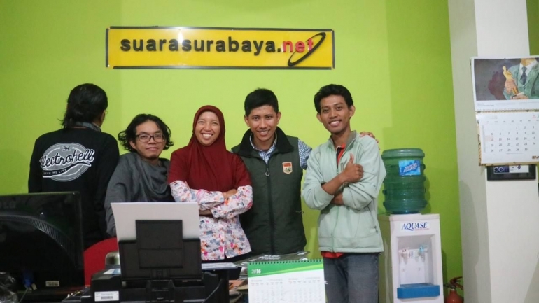 Bersama keluarga Suara Surabaya. Sumber foto : dokumentasi pribadi.