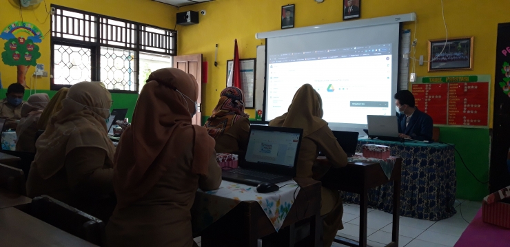 Mahasiswa Undip sedang melaksanakan pelatihan Blog kepada para guru SD Negeri Tembalang|Dokpri