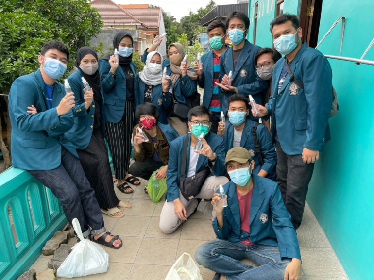 Tim I KKN Universitan Diponegoro Kelurahan Bulusan saat membuat cairan disinfektan (Dokpri)