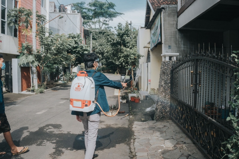 Proses penyemprotan cairan disinfektan secara berkala di RT 07 / RW 03 Kelurahan Bulusan, Kecamatan Tembalang, Kota Semarang, Jawa Tengah (Dokpri)