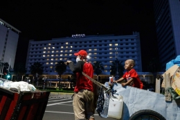 Tukang rongsokan tengah istirahat di kawasan Jalan MH Thamrin, Jakarta, Senin (22/4/2020). Di tengah pandemi Covid-19 dalam situasi yang sangat berat, pemerintah mengumumkan akan terjadi peningkatan jumlah angka kemiskinan. (Foto: KOMPAS.COM/KRISTIANTO PURNOMO)
