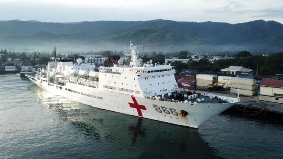 Kapal rumah sakit Angkatan Laut Tiongkok Peace Ark 866  di Pelabuhan Dili, sumber : malay.cri.cn, 22/12/2017 