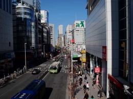 Bus yang berjalan di daerah Shinjuku dekat pintu barat (dokpri)