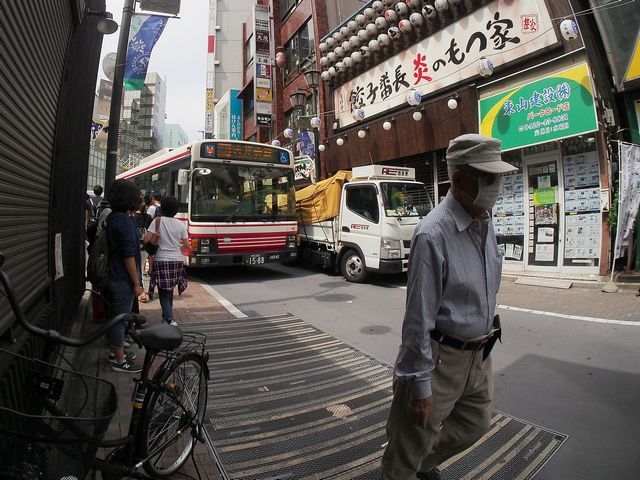 Bus di jalan sempit daerah Kichijouji, Tokyo (dokpri)