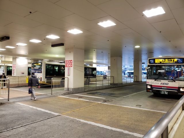 Terminal bus di bawah jalur kereta Keio Line di Tokyo (dokpri)