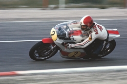 Giacomo Agostini masih memegang rekor kemenangan terbanyak di semua kelas. Sumber Gambar: www.yamaha-motor.eu