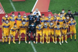 Skuad Tigres UANL berfoto bersama usai menerima medali perak sebagai runner-up Piala Dunia Antarklub 2020. | foto: Twitter @TigresOficial