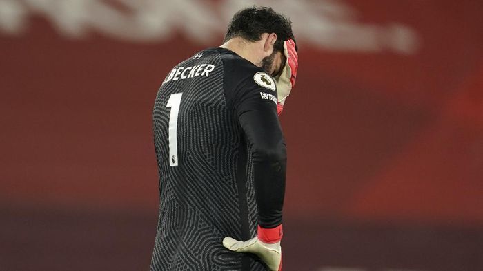 Alisson Becker tertunduk lesu (Foto: Twitter/@GOAL_ID)