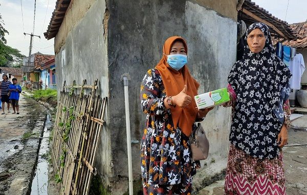 Pemred Sudut Pandang, Umi Sjarifah (kiri), memberikan masker kepada warga Kp.Kedung, Desa Kandawati, Kec. Gunung Kaler, Kab.Tangerang, Banten, Jumat (12/2/2021)/Foto:istimewa