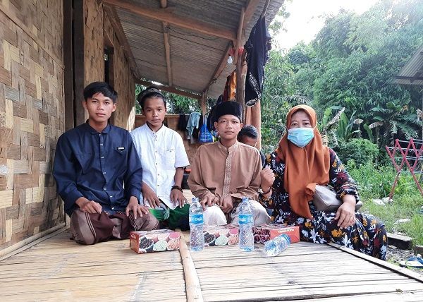 Pemred Sudut Pandang, Umi Sjarifah, saat aksi kepedulian Jumat Berkah di Ponpes Al-Wiqoyah Madarul Ulum, Kp.Kedung, Desa Kandawati, Kec. Gunung Kaler, Kab.Tangerang, Banten, Jumat (12/2/2021)Foto:istimewa