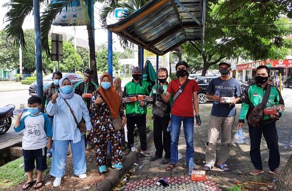 Program Jumat Berkah Media Sudut Pandang berbagi nasi kotak untuk driver ojol di Bekasi, Jumat (12/2/2021)/Foto:istimewa