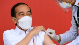 Presiden Jokowi Sebagai yang Pertama Menerima Vaksinasi Covid-19 (Sumber foto: liputan6.com)