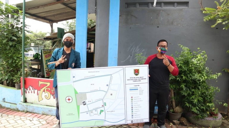 Penyerahan Peta Wilayah pada Ketua RW 07 Kelurahan Bulusan | dokpri