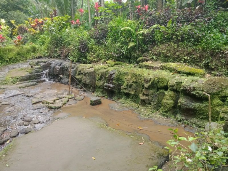 Relief yang mulai rusak terukir di batus cadas di bawah Kali Dawuhan dan di atas Kali Mantenan. Dokpri