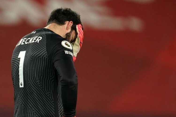 Alisson merenungi nasib (Foto: AFP/POOL/Jon Super)