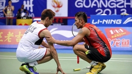 Lin Dan memberikan dukungan kepada Chong Wei yang mengalami cedera dan tidak bisa menuntaskan final Kejuaraan Dunia 2013: South China Morning Post 