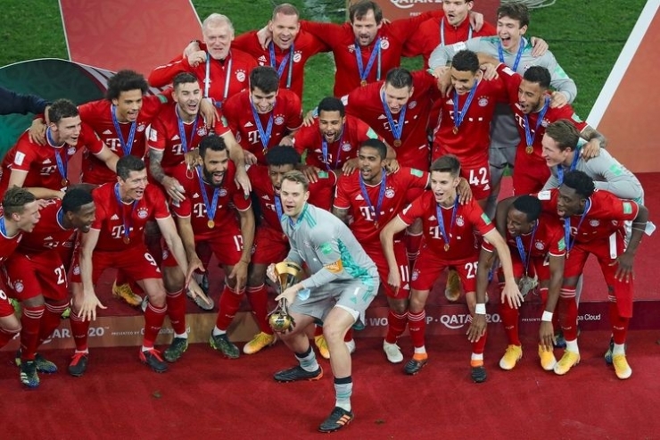 Skuad Bayern Muenchen merayakan gelar Piala Dunia Antarklub setelah mengalahkan Tigres UANL pada partai puncak, Jumat (12/2/2021) dini hari WIB. (KARIM JAAFAR via kompas.com)