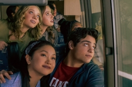 Seperti film remaja lainnya juga ada interaksi dengan teman-teman sekelas (sumber: Netflix dalam Latimes.com)
